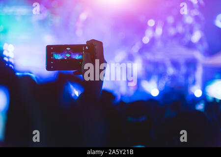 Caso di persone vivono video festival di musica da concerto mano azienda smart telefono cellulare Foto Stock