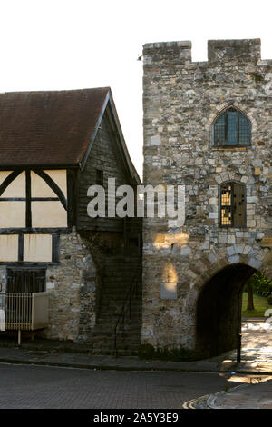 I mercanti di Tudor Hall, xiv secolo casa con travi di legno. .Westgate Hall e Westgate nelle vecchie mura medievali di Southampton, Hampshire, Regno Unito Foto Stock