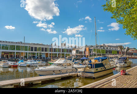 Marina al Millennium Square lo sbarco nel porto di galleggiante di Bristol, Somerset, Inghilterra, Regno Unito Foto Stock