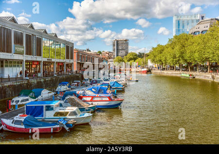 Marina al Millennium Square lo sbarco nel porto di galleggiante di Bristol, Somerset, Inghilterra, Regno Unito Foto Stock