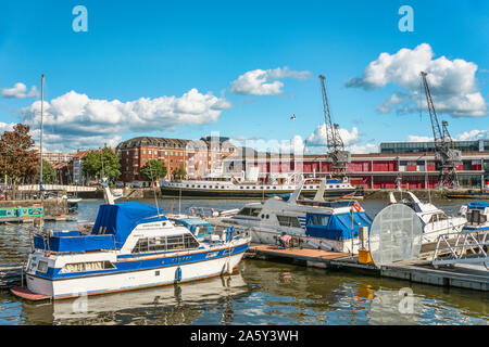 Marina al Millennium Square lo sbarco nel porto di galleggiante di Bristol, Somerset, Inghilterra, Regno Unito Foto Stock