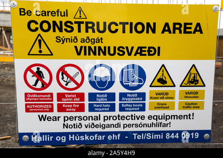 Islanda sito in costruzione. cartelli di avvertimento. attrezzature PPE Foto Stock