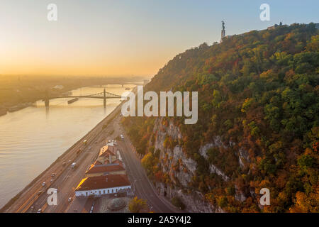 Sunrise vista aerea sodi Colle Gellert Budapest, Ungheria. Fantastici colori autunnali, georgeus umore. Foto Stock
