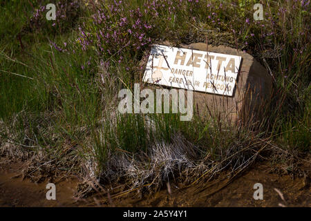 Segnale di avviso di massa calda.Attenzione di alte temperature. Il Golden Circle Tour . L'Islanda. Foto Stock