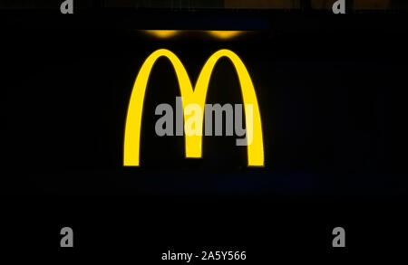 Il grande giallo logo M come il Golden Arches firmare visto al di fuori di un McDonald's un ristorante fast-food. Foto Stock