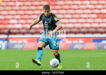 Il 19 ottobre 2019, Oakwell, Barnsley, Inghilterra; Sky scommessa campionato, Barnsley v Swansea City : Jake Bidwell (24) di Swansea City passa la palla Credito: Mark Cosgrove/news immagini Foto Stock