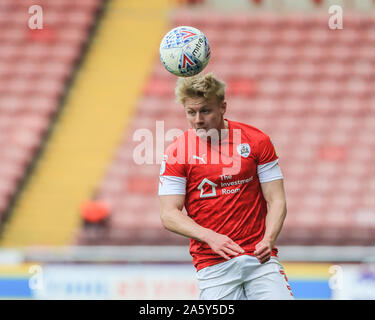 Il 19 ottobre 2019, Oakwell, Barnsley, Inghilterra; Sky scommessa campionato, Barnsley v Swansea City : Ben Williams (3) di Barnsley capi la sfera Credito: Mark Cosgrove/news immagini Foto Stock