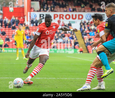 Il 19 ottobre 2019, Oakwell, Barnsley, Inghilterra; Sky scommessa campionato, Barnsley v Swansea City : Bambo Diaby (5) di Barnsley cancella il credito a sfera: Mark Cosgrove/news immagini Foto Stock