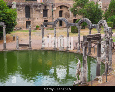 Villa di Adriano o Villa Adriana è bellissimo open-air parco archeologico. Canopo è canal-piscina con colonne in rovina e sculture sul lato curvo. Foto Stock
