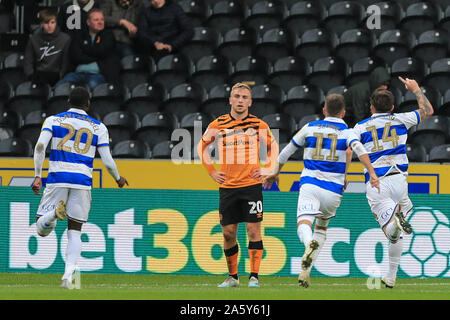 Il 19 ottobre 2019, KC Stadium di Kingston upon Hull, Inghilterra; Sky scommessa campionato, Hull City v Queens Park Rangers :Ryan Manning (14) di QPR celebra il suo obiettivo Credito: David ciccioli/news immagini Foto Stock