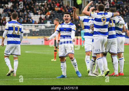 Il 19 ottobre 2019, KC Stadium di Kingston upon Hull, Inghilterra; Sky scommessa campionato, Hull City v Queens Park Rangers : Eberechi Eze (10) di QPR celebra il suo obiettivo Credito: David ciccioli/news immagini Foto Stock