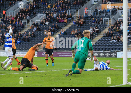 Il 19 ottobre 2019, KC Stadium di Kingston upon Hull, Inghilterra; Sky scommessa campionato, Hull City v Queens Park Rangers : Nahki pozzetti (21) di QPR sul terreno guarda il suo colpo andare ampia del credito obiettivo: David ciccioli/news immagini Foto Stock