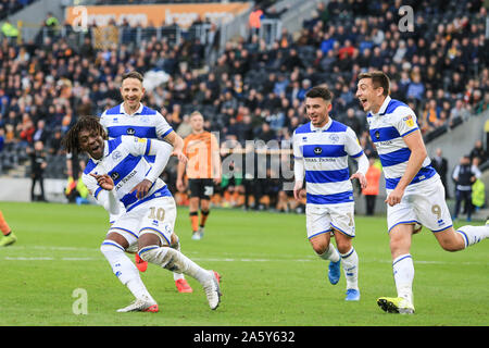 Il 19 ottobre 2019, KC Stadium di Kingston upon Hull, Inghilterra; Sky scommessa campionato, Hull City v Queens Park Rangers : Eberechi Eze (10) di QPR celebra il suo obiettivo Credito: David ciccioli/news immagini Foto Stock