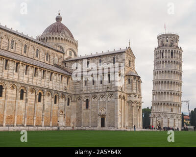 Alla famosa Torre Pendente, freestanding campanile di Pisa e grand medieval Cattedrale cattolica romana, Duomo di Santa Maria Assunta in Piazza dei Miracoli Foto Stock