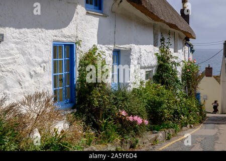 Cottage con il tetto di paglia Coverack St Keverne Helston Cornwall Inghilterra Foto Stock