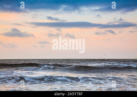 Un semplice seascape prese a sunrise off la costa del Dorset a Charmouth. Foto Stock