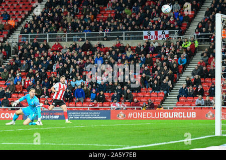 Il 22 ottobre 2019, stadio della Luce, Sunderland, Inghilterra; Sky scommessa lega 1, Sunderland v Tranmere Rovers : Marc McNulty di orologi di Sunderland il suo sforzo basta andare largo dell'obiettivo. Scott Davies del Tranmere Rovers guarda a. Credito: Iam Masterizza/news immagini Foto Stock