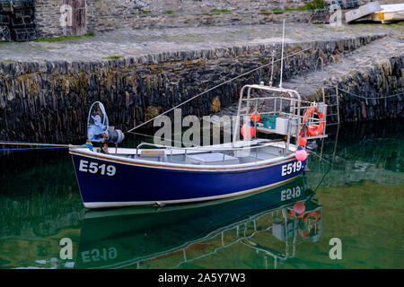 La pesca in barca ormeggiata al porto di Boscastle Plymouth Cornwall Inghilterra Foto Stock