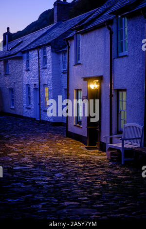 Strada di ciottoli al crepuscolo Boscastle Plymouth Cornwall Inghilterra Foto Stock