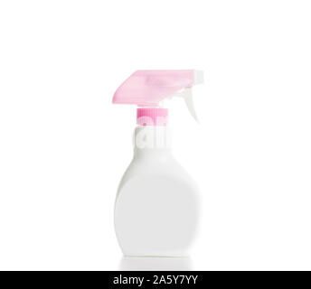 Spray detergente per pistola bottiglia di plastica per isolare rosa su sfondo bianco Foto Stock