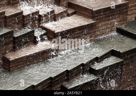 Cascata artificiale fatta di mattoni in città Foto Stock