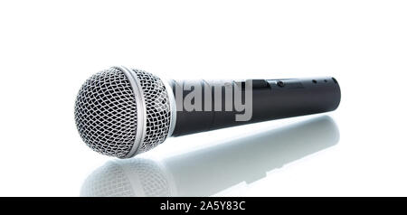 Microfono senza cavo isolato su bianco su sfondo Foto Stock
