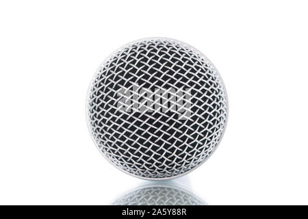 Microfono senza cavo isolato su bianco su sfondo Foto Stock