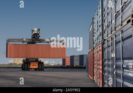 Carrello di movimentazione scatola contenitore di caricamento da dock a carrello Foto Stock