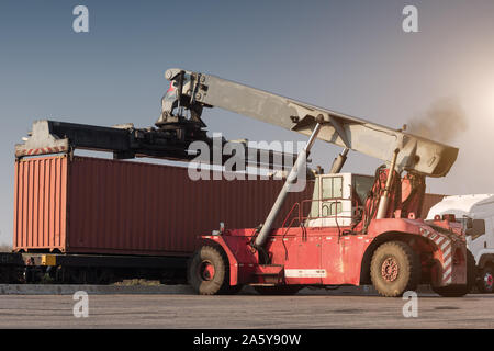 Carrello di movimentazione scatola contenitore di caricamento da dock a carrello Foto Stock