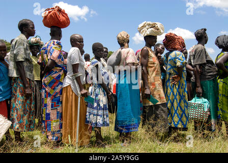 In Uganda, Kitgum , il Programma alimentare mondiale, persone spunto per la distribuzione di razioni di cibo, sfollati interni di profughi di guerra civile tra l LRA e esercito Ugandanian Foto Stock