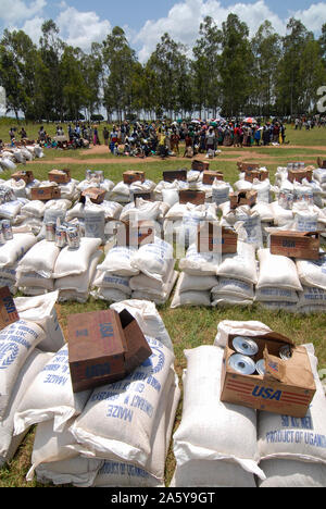 In Uganda, Kitgum , il Programma alimentare mondiale, la distribuzione di aiuti del Regno Unito granturco e USAID lattine con olio vegetale per sfollati interni di profughi di guerra civile tra l LRA e esercito Ugandanian Foto Stock