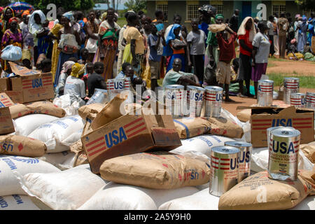 In Uganda, Kitgum , World Food Programme, la distribuzione degli aiuti UE mais e USAID lattine con olio vegetale per sfollati interni di profughi di guerra civile tra l LRA e esercito Ugandanian Foto Stock