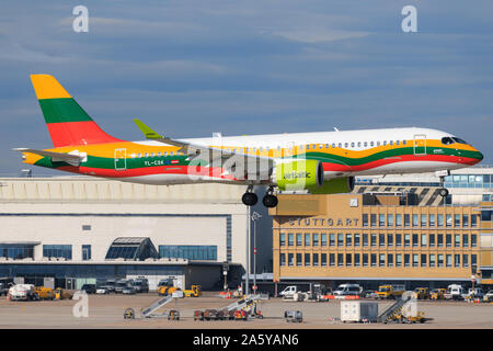 Stoccarda/Germania Ottobre 26, 2019: Airbus A220-300 Elenco di produzione YL-CSK (cn 55039) presso l'Aeroporto di Stoccarda. Foto Stock