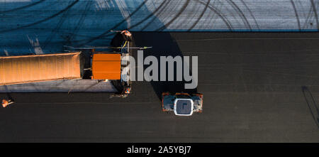 Vista aerea di compattazione a rullo asfalto su una strada Foto Stock