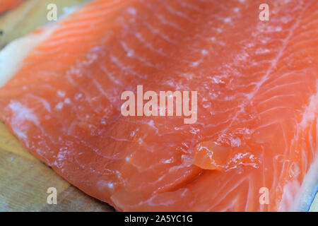 Crudo fresco salmone sul tagliere di legno. Profondità di campo. Foto Stock