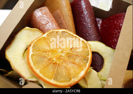 Frutta secca la gomma da masticare. Naturale di caramelle senza zucchero. Senza zucchero caramelle di frutta. Mangiare sano. Delizia. Copia dello spazio. Foto Stock