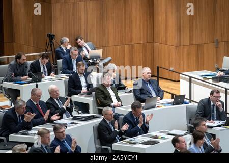 Hannover, Germania. 23 Ott, 2019. Una fotocamera si erge dietro il file AfD deputati nel Parlamento di stato. Riprese dal parlamento di stato è pratica comune - ma è insolito quando una fazione opera la telecamera stessa. L'AfD fatto in questo Leineschloss in Hannover, secondo il proprio account, al fine di creare la trasparenza. Credito: Sina Schuldt/dpa/Alamy Live News Foto Stock