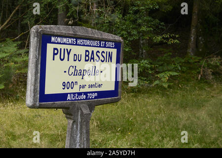 Francia Puy du Bassin Chapelle 2018 - ceramica vecchia Michelin cartelli stradali, sul metallo disposto su cemento armato Foto Stock