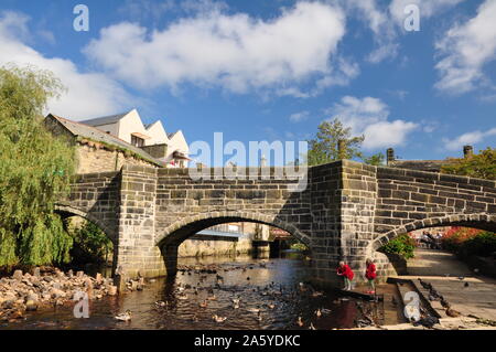 Ponte su Hebden acqua, Hebden Bridge, West Yorkshire Foto Stock