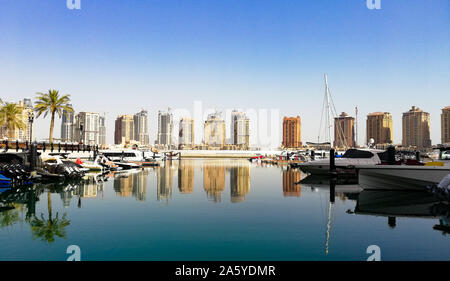 01 luglio 2019; Pearl Qatar, Porto saudita, Pearl-Qatar isola a Doha.Panorama di lusso edifici residenziali di Pearl Qatar e white yachts a Porto Foto Stock