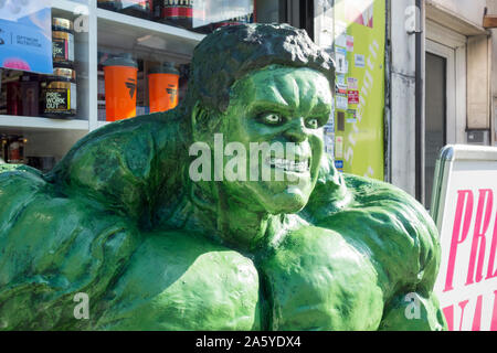 Una statua di una verde e molto agguerrita-cercando Incredible Hulk su un Street a Londra, Regno Unito Foto Stock