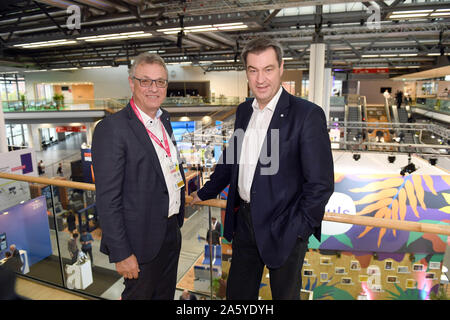 Monaco di Baviera, Germania. 23 Ott, 2019. Siegfried Schneider (l), Presidente della Baviera Agenzia per i nuovi media (BLM) e Markus Söder (CSU), il Ministro Presidente della Baviera, sarà in piedi su un parapetto di fronte al stand espositivi presso la trentatreesima Monaco di Baviera Media giorni nel Centro Fieristico di Monaco di Baviera. Credito: dpa picture alliance/Alamy Live News News Foto Stock