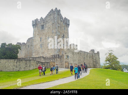 Contea di Kerry, Irlanda - 13 agosto 2019: Visitatori al Castello di Ross, una quattrocentesca torre casa e tenere, nel Parco Nazionale di Killarney, Irlanda. Foto Stock