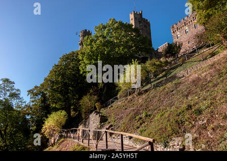 Vicolo che conduce al castello di Rheinstein - Burg Rheinstein vicino alla città di Trechtingshausen in Germania. Foto Stock