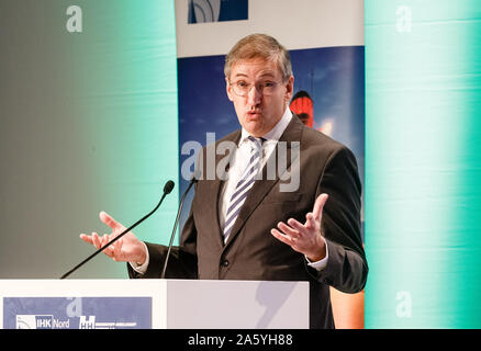 Amburgo, Germania. 23 Ott, 2019. Michael Eggenschwiler, Presidente della Società di idrogeno di Amburgo, parla all'inizio dell'idrogeno Internazionale Simposio presso la Camera di Commercio di Amburgo. Credito: Markus Scholz/dpa/Alamy Live News Foto Stock