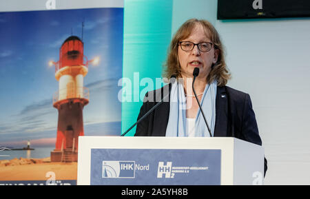 Amburgo, Germania. 23 Ott, 2019. Friederike C. Kühn, Presidentessa della IHK Nord, apre la International Symposium di idrogeno nella camera di commercio con il suo discorso. Credito: Markus Scholz/dpa/Alamy Live News Foto Stock