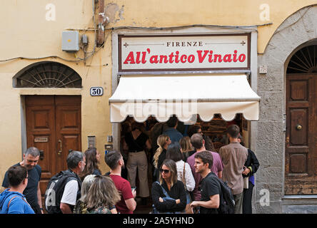 Visitatori turisti coda di clienti al di fuori della famosa antico Vinaio per la cucina toscana il fast food da asporto. Foto Stock