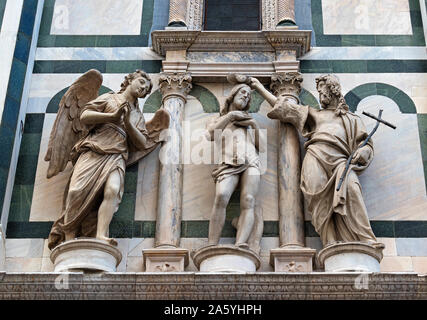 Il Battesimo di Cristo scultura di Andrea Sansovino sul battistero di Santa Maria del Fiore, Firenze, Italia Foto Stock
