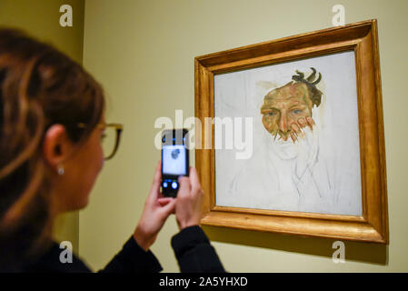 Londra, Regno Unito. Il 23 ottobre 2019. Un visitatore visualizza 'SELF Verticale', 1956, di Lucian Freud. Anteprima di 'Lucian Freud: gli autoritratti" presso la Royal Academy of Arts di Piccadilly. 56 opere sul display grafico di Freud lo sviluppo artistico nel corso di quasi sette decenni su tela e carta in una mostra che corre 27 Ottobre al 26 gennaio 2020. Credito: Stephen Chung / Alamy Live News Foto Stock