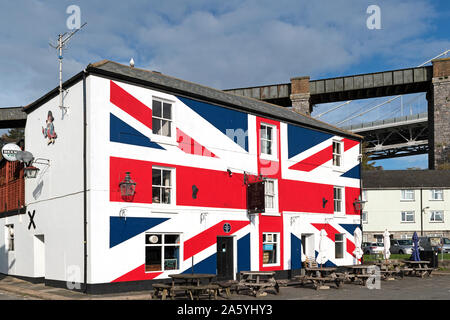 L'Unione pub a Saltash, Cornwall, Inghilterra, dipinta nello stile della union jack flag Foto Stock